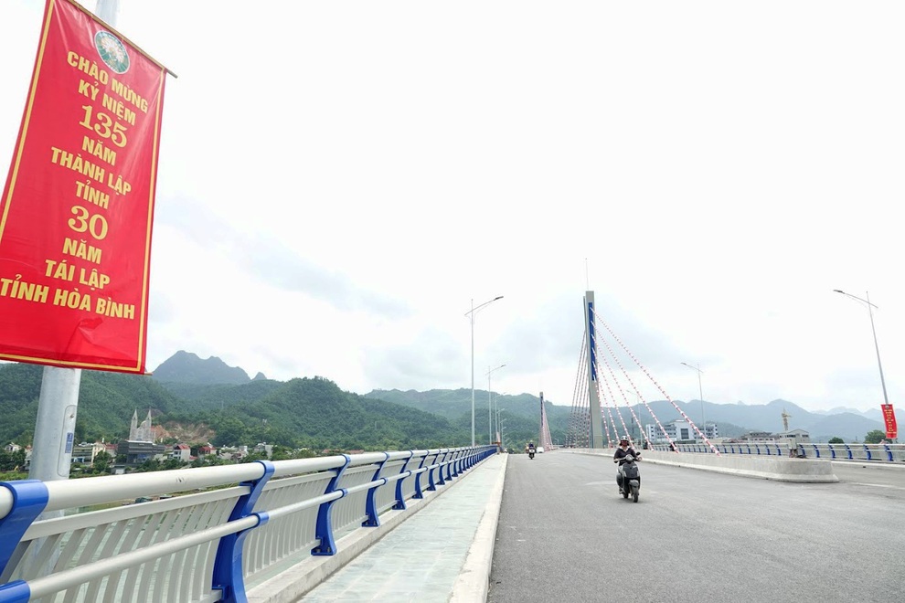 Toàn cảnh cây cầu gần 600 tỷ đồng bắc qua sông Đà ở Hòa Bình được thông xe - 8 cauhoabinh27