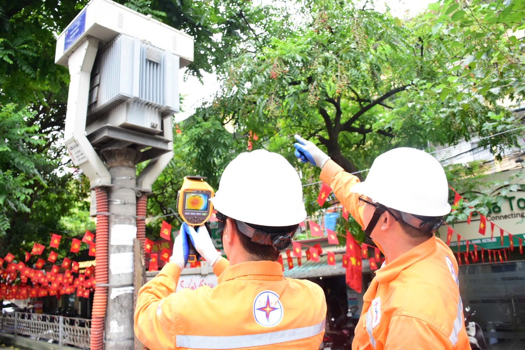 EVNHANOI bảo đảm cung ứng điện ổn định cho người dân trong mùa nóng kéo dài - 9