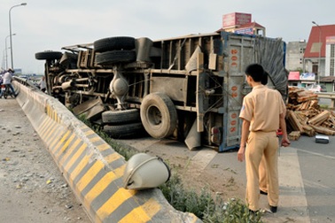 Hà Nội: Xe tải “đi thăng bằng” trên dải phân cách