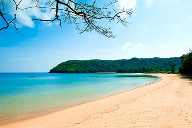 Những bãi biển hoang sơ quyến rũ du khách ngày nắng nóng