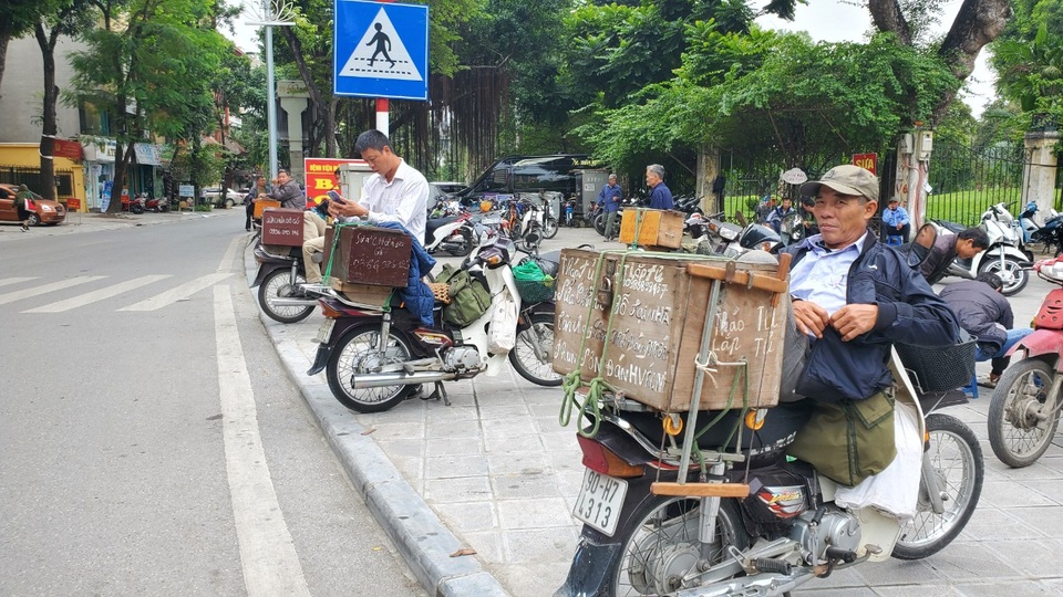 Nghề cầm cưa đứng phố ngóng Tết - 2 Nghề cầm cưa đứng phố ngóng Tết - 2