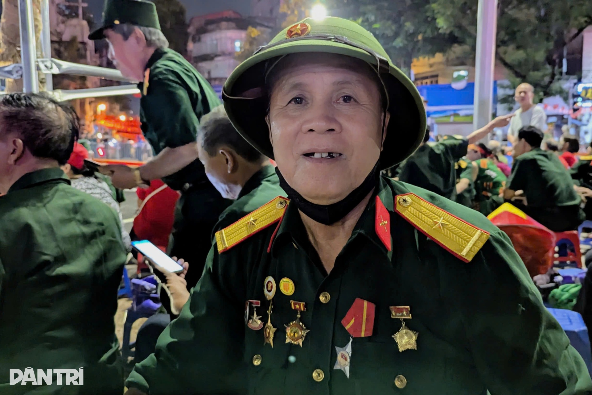 Hàng nghìn cựu chiến binh, đội mưa, thức xuyên đêm chờ đón đoàn diễu binh - 8 Hàng nghìn cựu chiến binh, đội mưa, thức xuyên đêm chờ đón đoàn diễu binh - 8