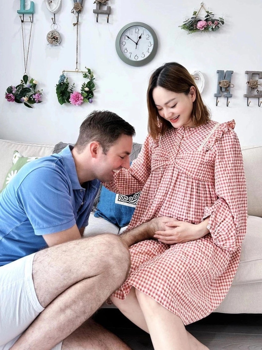Lan Phương mang thai ở tuổi 41: Sắc vóc nổi bật, chồng Tây kề cận không rời - 2 Lan Phương mang thai ở tuổi 41: Sắc vóc nổi bật, chồng Tây kề cận không rời - 2