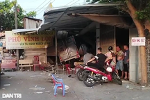 Xe tải lao thẳng vào nhà dân, 2 người nhập viện