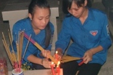 Hàng trăm ngọn nến thắp sáng tri ân các anh hùng, liệt sĩ