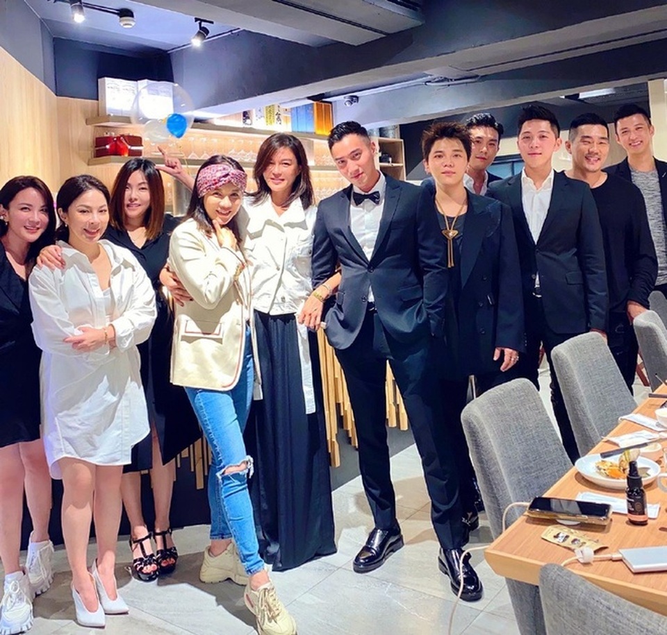 Hậu ly hôn, chồng cũ Chung Hân Đồng mở tiệc độc thân - 2 Hậu ly hôn, chồng cũ Chung Hân Đồng mở tiệc độc thân - 2