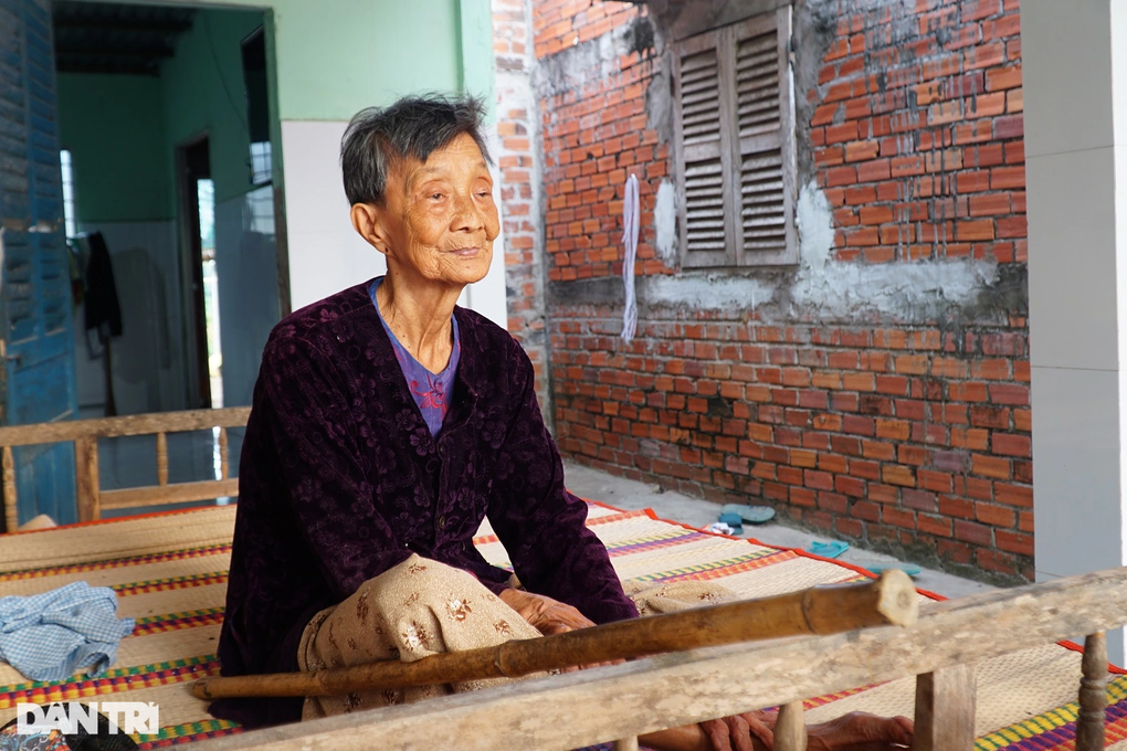 Vợ mất, chồng nghèo mong có tiền chữa bệnh cho con thơ - 3 Vợ mất, chồng nghèo mong có tiền chữa bệnh cho con thơ - 3