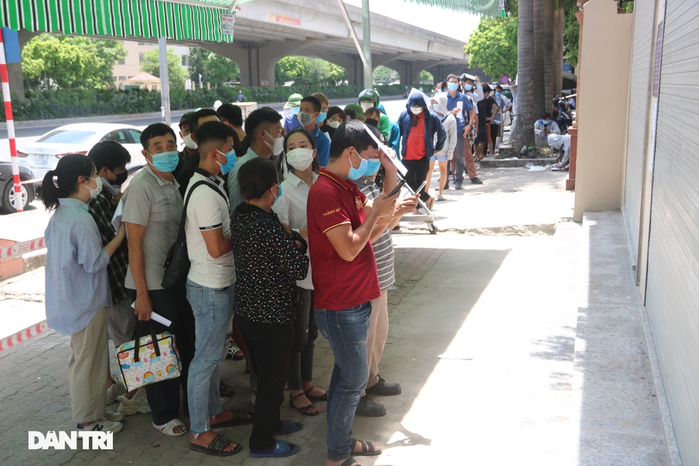 Hàng trăm người chen chân chờ xét nghiệm Covid-19 dịch vụ ở Hà Nội - 12 Hàng trăm người chen chân chờ xét nghiệm Covid-19 dịch vụ ở Hà Nội - 12