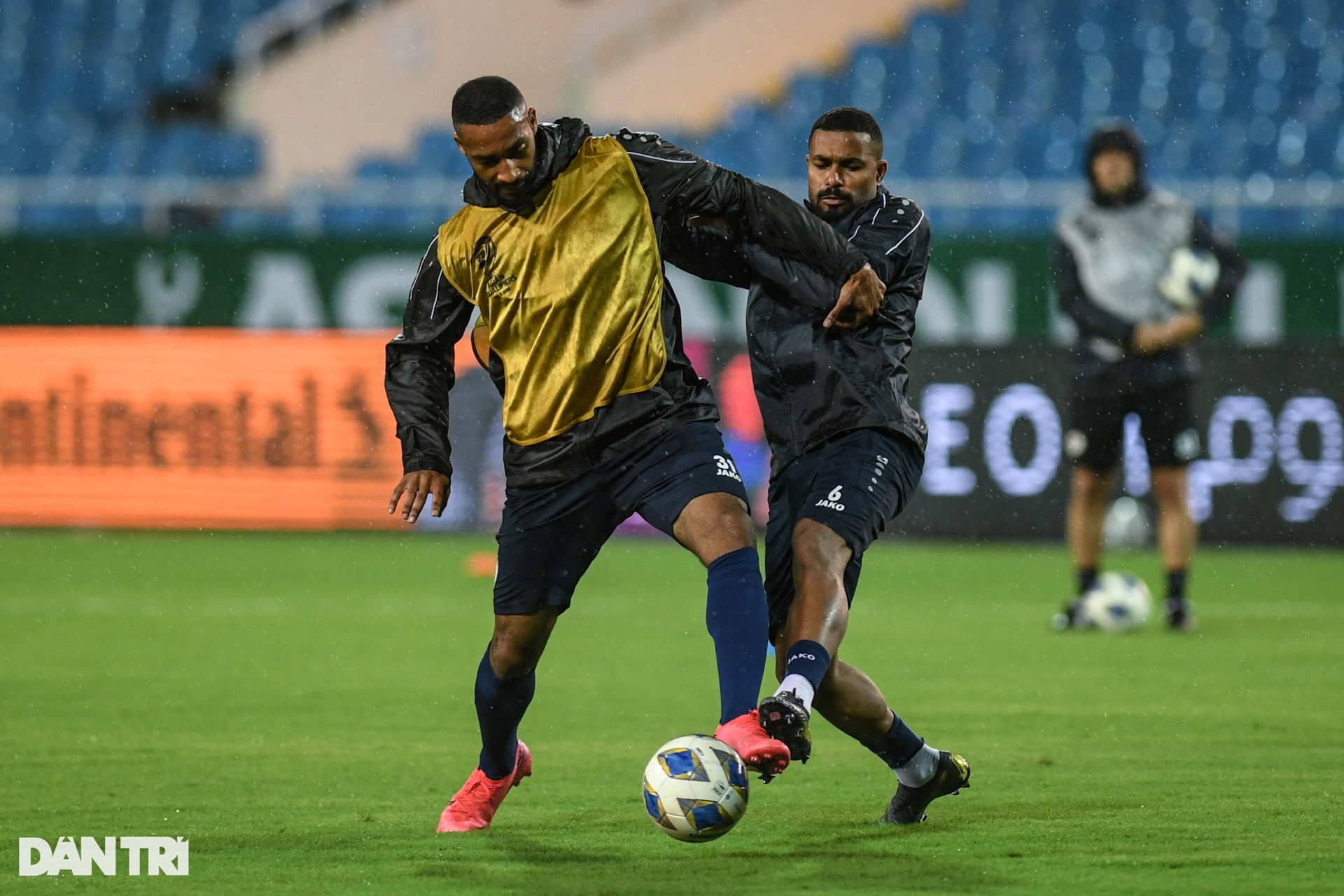 Cầu thủ Oman phô diễn kỹ thuật trong buổi luyện công dưới mưa tại Mỹ Đình - 8