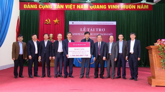 : Lãnh đạo Ngân hàng Nhà nước Việt Nam và Tổng giám đốc Agribank Phạm Toàn Vượng (đứng thứ 5 từ phải sang) trao tài trợ xây dựng 30 căn nhà đại đoàn kết cho huyện Thanh Ba – Phú Thọ