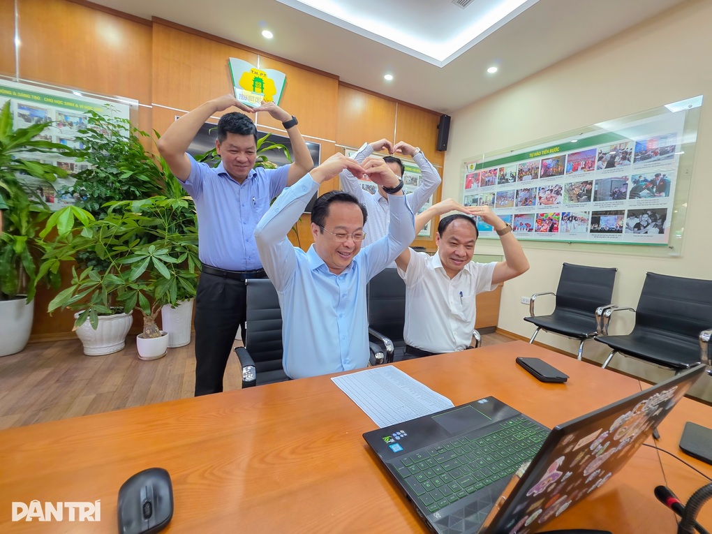 Giám đốc Sở GD-ĐT Hà Nội lội nước, thả tim động viên học sinh học online - 2