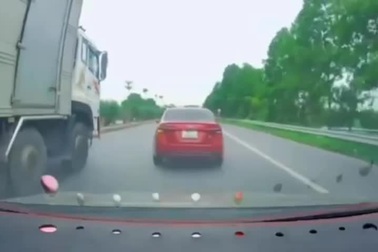 Chuyển làn bất cẩn, ô tô con lao vào đầu xe tải