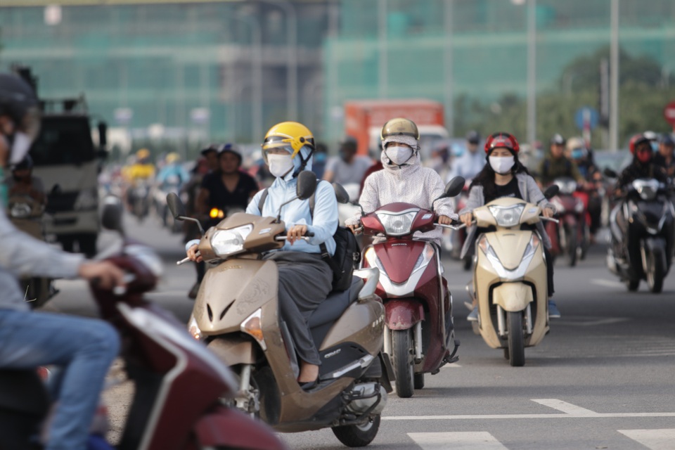 Đoàn hàng trăm người rồng rắn ngược chiều ở đường gom Đại lộ Thăng Long - 3 Đoàn hàng trăm người rồng rắn ngược chiều ở đường gom Đại lộ Thăng Long - 3