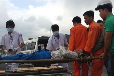 Cứu 5 ngư dân gặp nạn trên biển Hoàng Sa