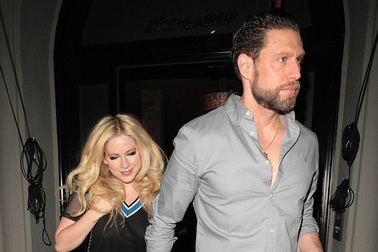 Avril Lavigne đẹp đôi bên bạn trai mới