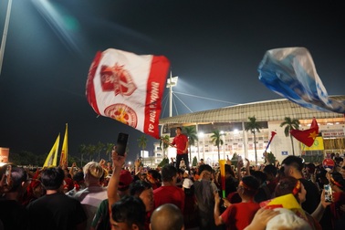 Mỹ Đình "mở hội", CĐV ăn mừng Việt Nam vào chung kết ASEAN Cup
