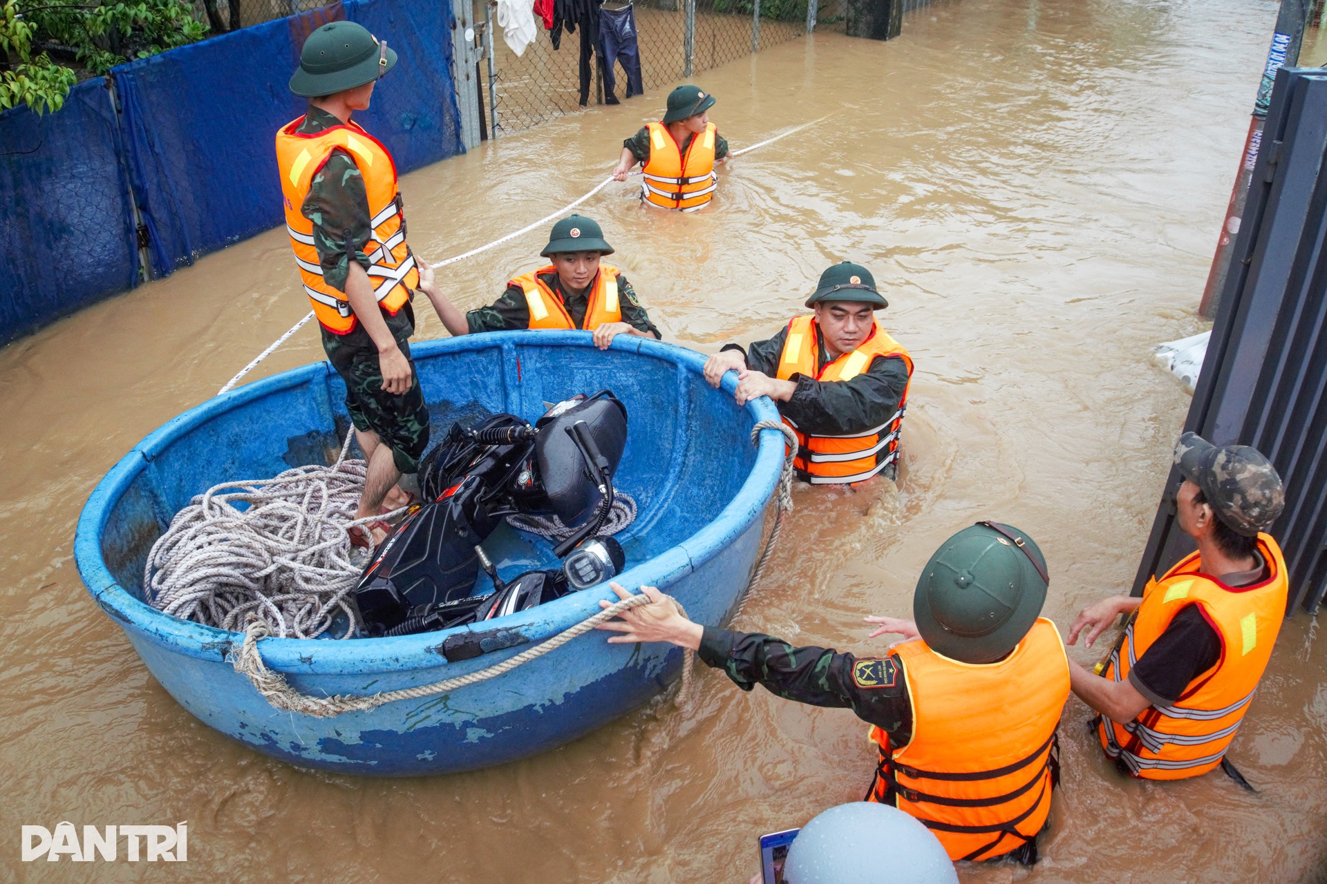 Lũ chảy xiết dâng ngang ngực, lực lượng chức năng căng mình sơ tán dân - 6 Lũ chảy xiết dâng ngang ngực, lực lượng chức năng căng mình sơ tán dân - 6