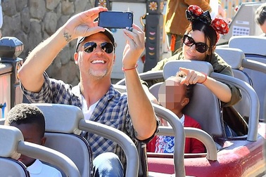 Sandra Bullock cùng bạn trai đi chơi công viên