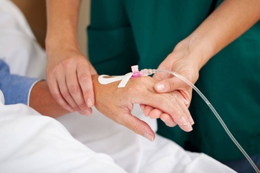 Các phương pháp điều trị ung thư ở bệnh nhân cao tuổi có gì khác?