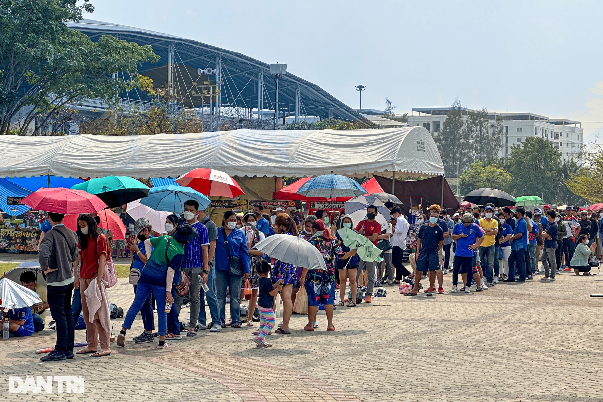 Cổ động viên phơi nắng xếp hàng giữ chỗ lấy vé chung kết AFF Cup - 1 Cổ động viên phơi nắng xếp hàng giữ chỗ lấy vé chung kết AFF Cup - 1