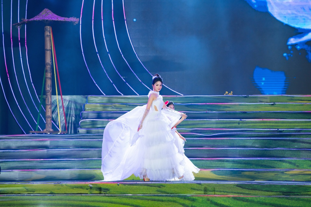 Siêu mẫu Vũ Thu Phương nói về sự cố tại show thời trang ở Bắc Kạn - 2 Siêu mẫu Vũ Thu Phương nói về sự cố tại show thời trang ở Bắc Kạn - 2