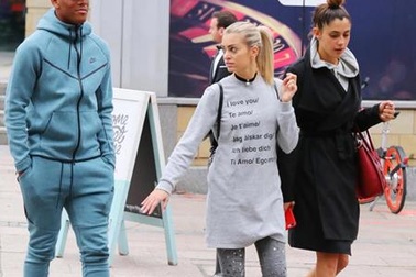 Sao trẻ MU hân hoan đưa người yêu đi ăn mừng chiến thắng trước Swansea