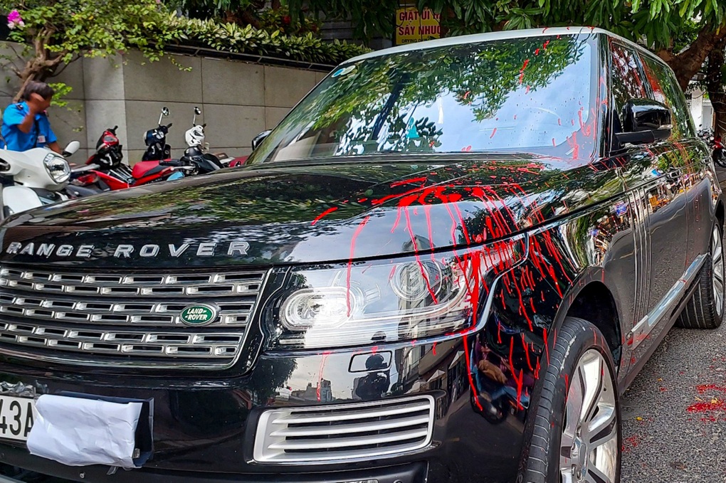 Xe Range Rover bị tạt sơn đỏ ở Đà Nẵng - 1 Xe Range Rover bị tạt sơn đỏ ở Đà Nẵng - 1