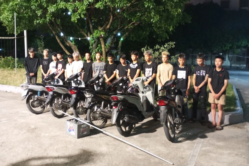 Bắt giữ nhóm thanh thiếu niên gây náo loạn trên đường phố ở Ninh Bình - 1 Bắt giữ nhóm thanh thiếu niên gây náo loạn trên đường phố ở Ninh Bình - 1