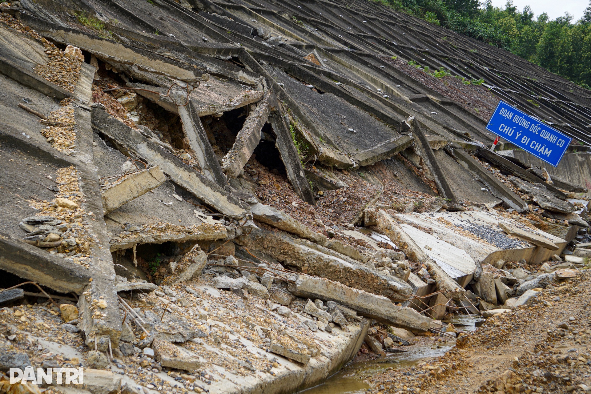 Mái chống sạt lở vỡ vụn, nằm vắt vẻo trên cao tốc La Sơn - Túy Loan - 2