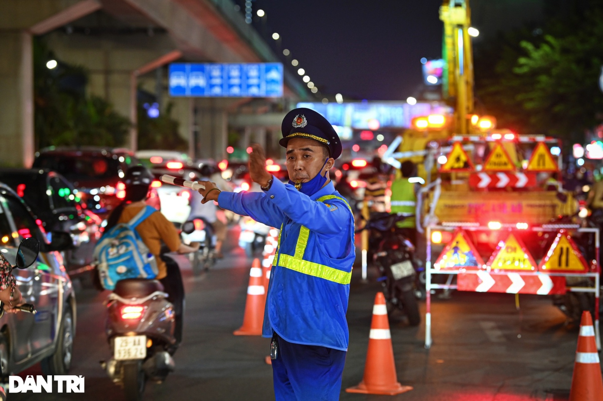 Xuyên đêm gấp rút dựng dải phân cách cứng phân làn đường Nguyễn Trãi - 13 Xuyên đêm gấp rút dựng dải phân cách cứng phân làn đường Nguyễn Trãi - 13