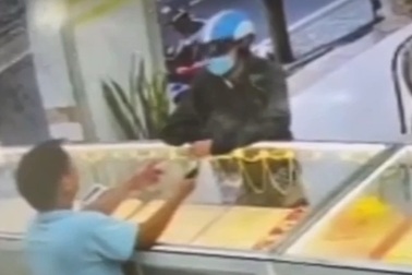 Vào tiệm vàng hỏi mua nhẫn rồi lấy bỏ chạy