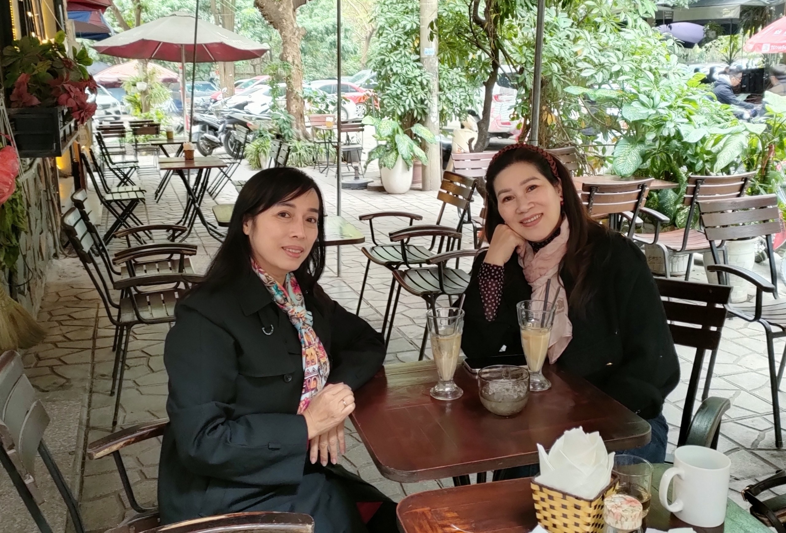 3. tác giả và nhà thơ Đậu Hoài Thanh (bên phải).jpg 3. tác giả và nhà thơ Đậu Hoài Thanh (bên phải).jpg