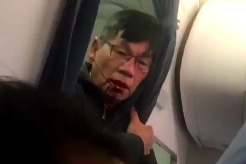 Hành khách gốc Việt tranh cãi với nhân viên an ninh trước khi bị lôi khỏi máy bay