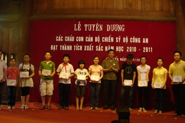 Bộ Công an trao thưởng 115 suất quà khuyến học cho học sinh giỏi