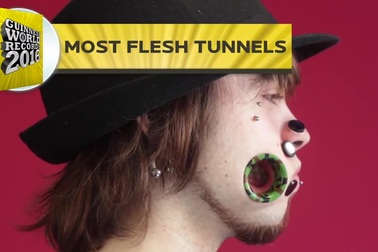 Kinh dị độ nghiện xỏ khuyên của anh chàng 22 tuổi