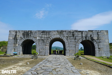 Đông đảo du khách tham quan tòa thành bằng đá độc nhất Việt Nam