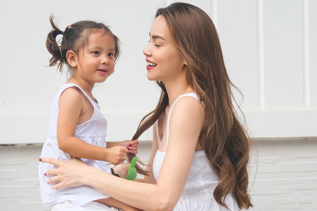 Hồ Ngọc Hà diện đồ đồng điệu cùng con gái, không hàng hiệu vẫn gây sốt
