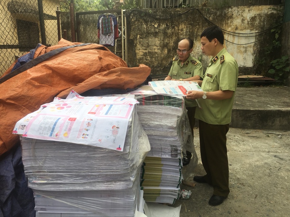 Hà Nội: Cận cảnh xưởng in sách có dấu hiệu in lậu vừa bị phát giác - 2 Hà Nội: Cận cảnh xưởng in sách có dấu hiệu in lậu vừa bị phát giác - 2