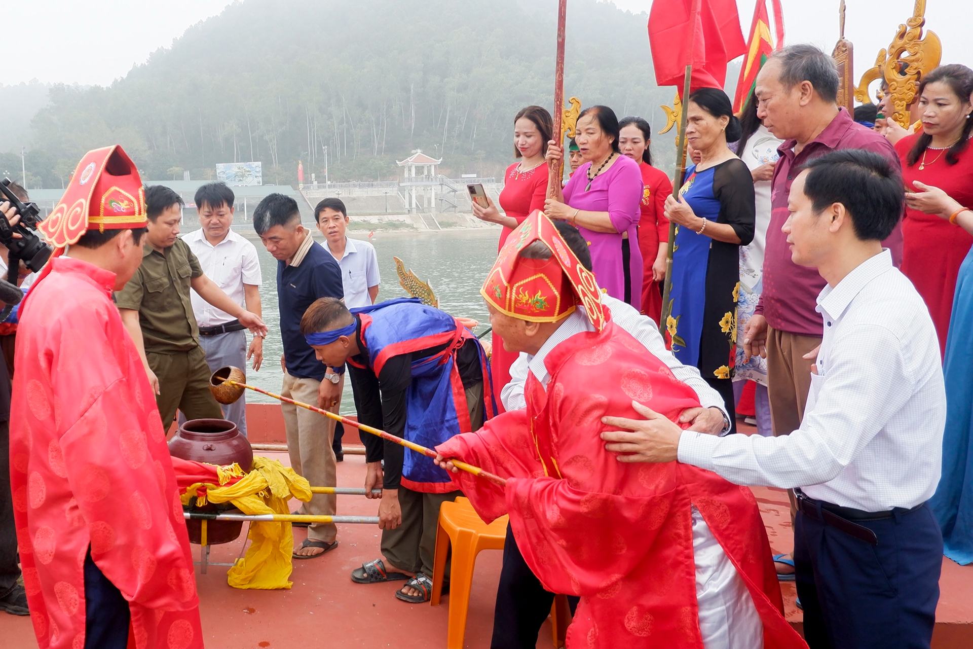 Cụ ông 90 tuổi ra giữa dòng xoáy sông Lam lấy nước dâng vua Mai - 3 Cụ ông 90 tuổi ra giữa dòng xoáy sông Lam lấy nước dâng vua Mai - 3