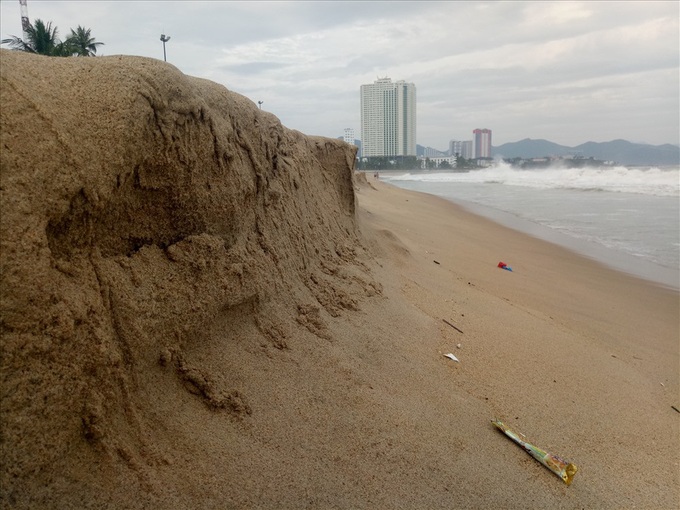 Trước bão số 6: Kỳ lạ “tường” cát cao gần 1m xuất hiện ở biển Nha Trang - Ảnh 4.