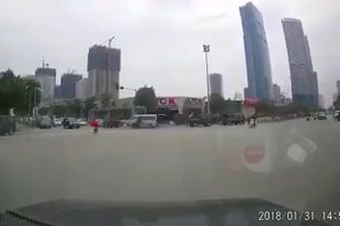 Tài xế vô ý thức đi lấn làn khiến nhiều người bức xúc