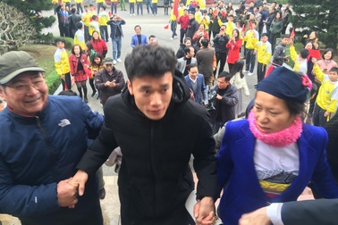 2 anh em Bùi Tiến Dũng và Văn Đại "nghẹt thở" giữa vòng vây người hâm mộ quê nhà