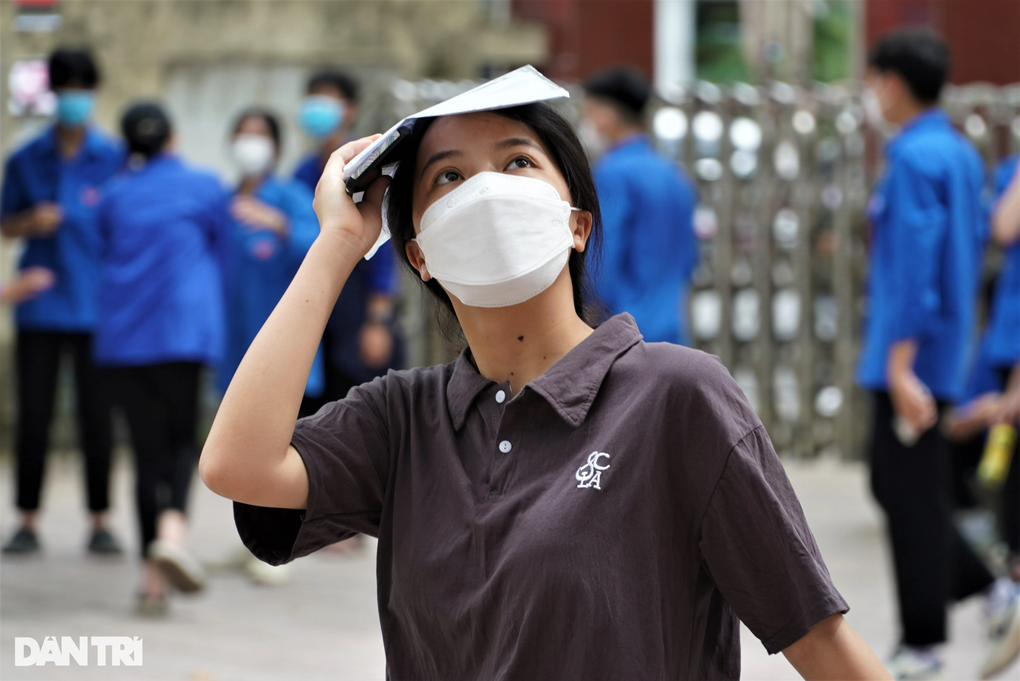 Hơn 1 triệu thí sinh hồi hộp làm thủ tục thi tốt nghiệp THPT 2022 - 19 Hơn 1 triệu thí sinh hồi hộp làm thủ tục thi tốt nghiệp THPT 2022 - 19