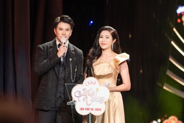 Nam MC kể sự cố đi nhầm giày trên sân khấu trao giải Mai Vàng