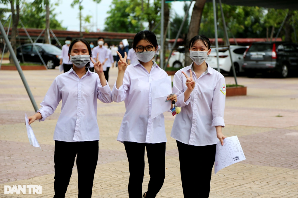 Sáng nay, gần 1 triệu thí sinh bước vào môn thi đầu tiên Ngữ Văn - 16 Sáng nay, gần 1 triệu thí sinh bước vào môn thi đầu tiên Ngữ Văn - 16