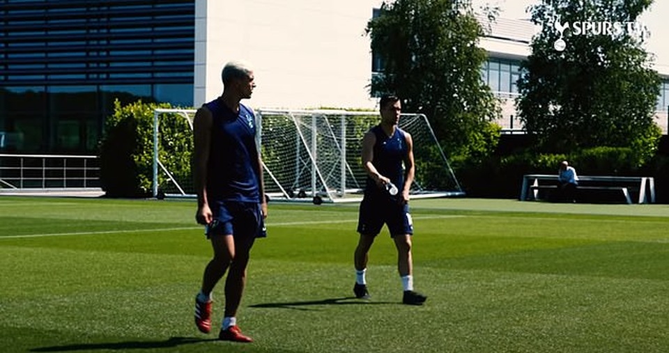 Harry Kane và Son Heung Min hăng say tập luyện cùng đồng đội - 3 Harry Kane và Son Heung Min hăng say tập luyện cùng đồng đội - 3