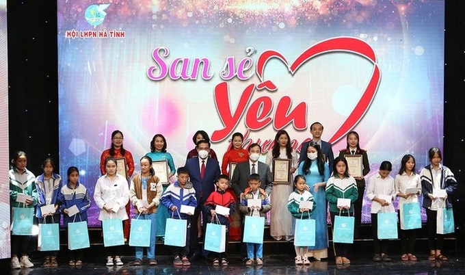 Bí thư Tỉnh ủy Hoàng Trung Dũng, Chủ tịch UBND tỉnh Võ Trọng Hải và Chủ tịch Hội LHPN tỉnh Nguyễn Thị Việt Hà trao chứng nhận “Mẹ đỡ đầu trẻ mồ côi” cho đại diện các đơn vị và trao quà cho các cháu mồ côi. Ảnh: Báo Hà Tĩnh