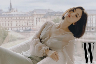 Người tình màn ảnh kém 14 tuổi của Song Hye Kyo là ai?