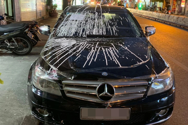 Công an thông tin vụ xế sang Mercedes bị dán băng dính, tạt bột trắng