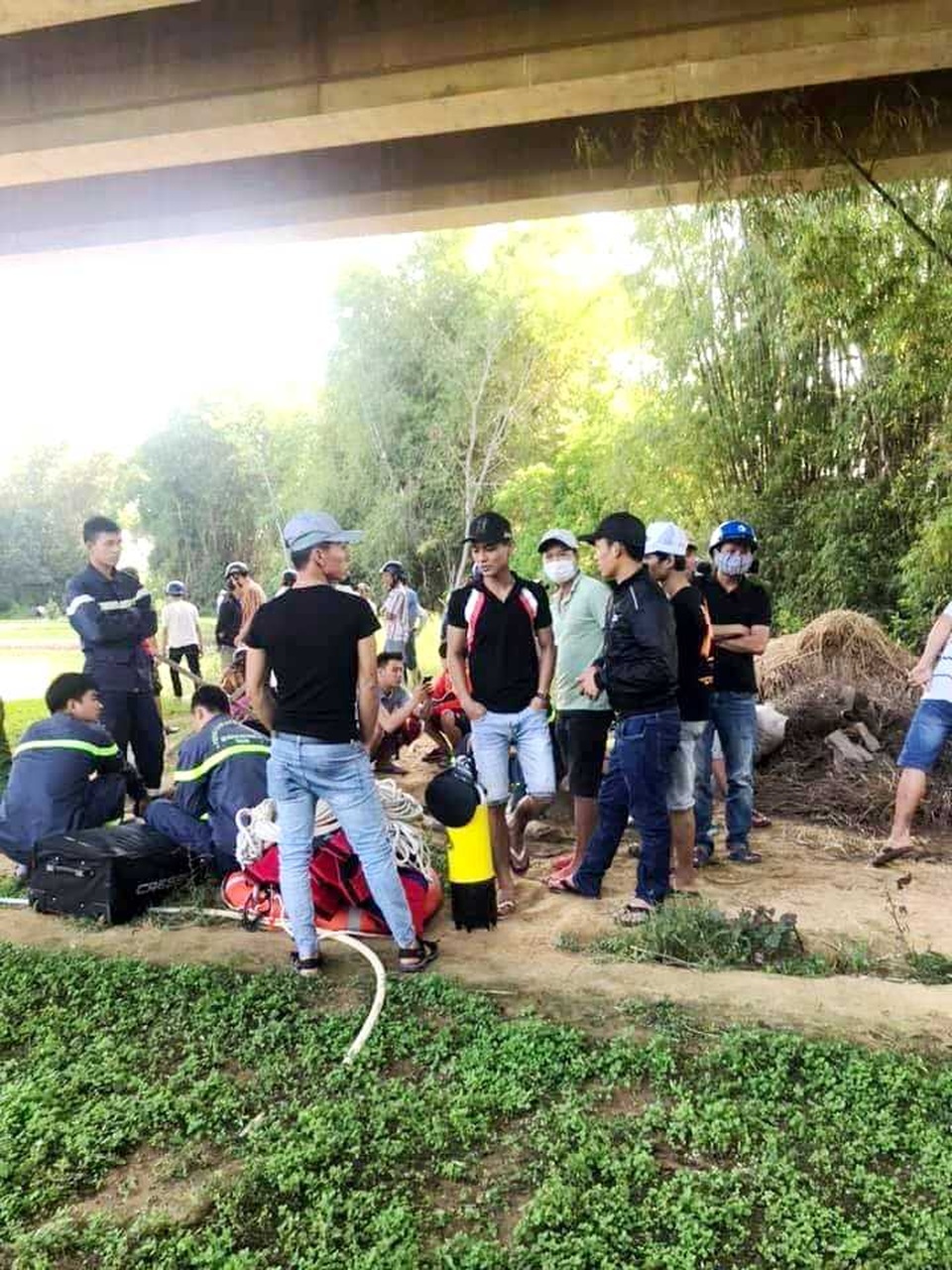 Tên cướp nhảy sông đuối nước sau khi cướp 2 tiệm vàng - 2 Tên cướp nhảy sông đuối nước sau khi cướp 2 tiệm vàng - 2